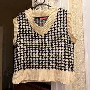 black beige houndstooth patterned vest